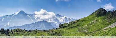 Montagnes - Le photographe ( celui ou celle qui publie les photographie ) peut rédiger un descriptif de son choix photo par photo. Ce descriptif est en mode texte est s'affiche automatiquement ou non selon la configuration du site web au niveau global.