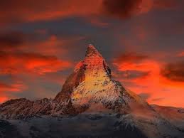 Montagnes - Le photographe ( celui ou celle qui publie les photographie ) peut rédiger un descriptif de son choix photo par photo. Ce descriptif est en mode texte est s'affiche automatiquement ou non selon la configuration du site web au niveau global.